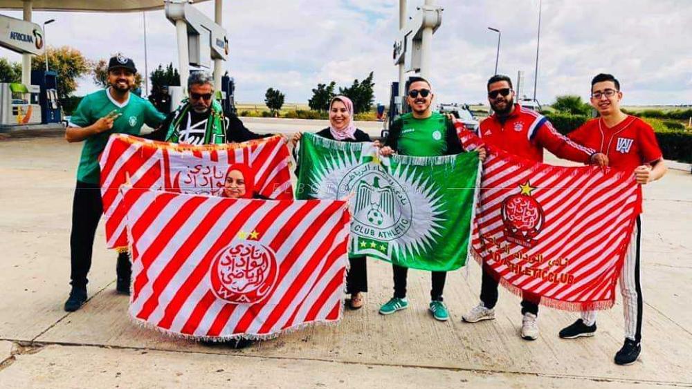 الروح الرياضية عنوان "ديربي البيضاء"..والجماهير تردد: "لَا للشّغَب لَا للفِتنَة حْنَا خُوتْ وحْبَابْ"