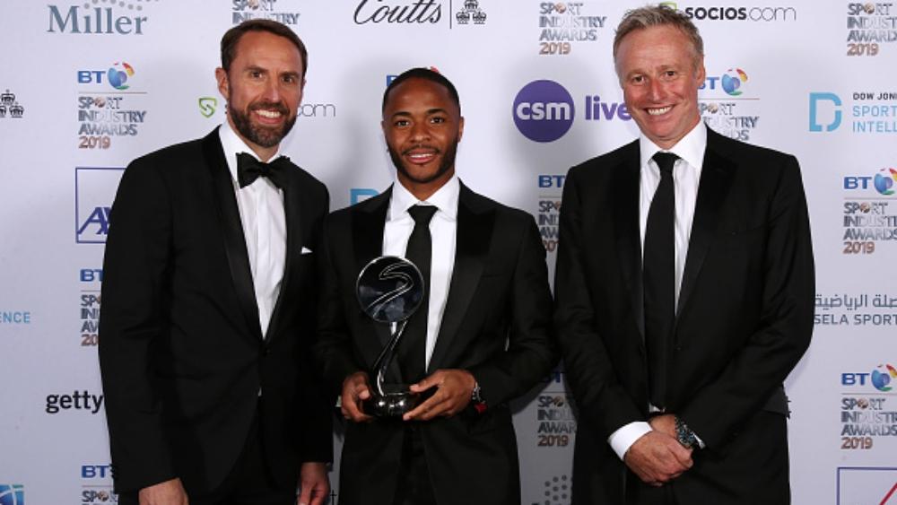 تكريم ستيرلينج بسبب العنصرية .. واللاعب يرفع شعار المحارب