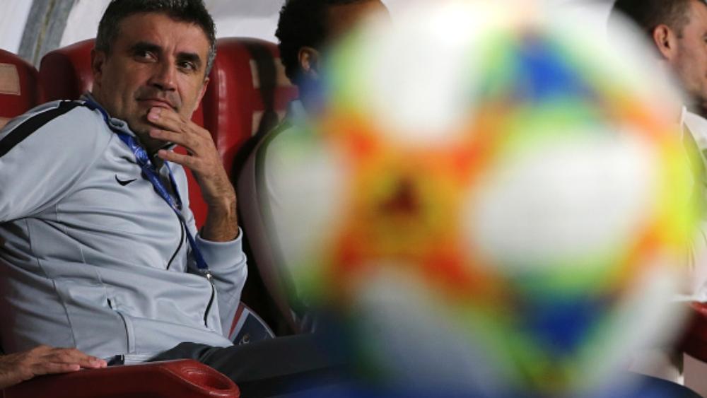 الهلال السعودي يقيل مدربه ويستعين بمدرب على سبيل الإعارة!