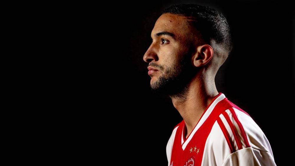 "فرانس فوتبول" تَنْبُشُ في طفولة ومُراهقة زياش .. اليُتْمُ والإدمان قبل "نُقطة التحوُّل"