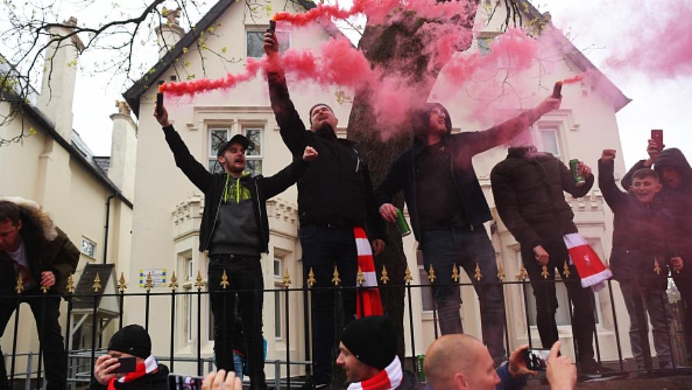 شغب جماهير ليفربول يتصدر المشهد في برشلونة