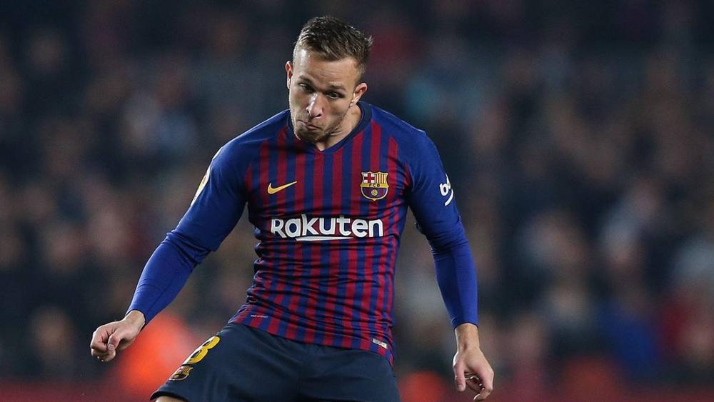 تهديد شقيقة أرتور واقتحام منزله أثناء مباراة ليفربول