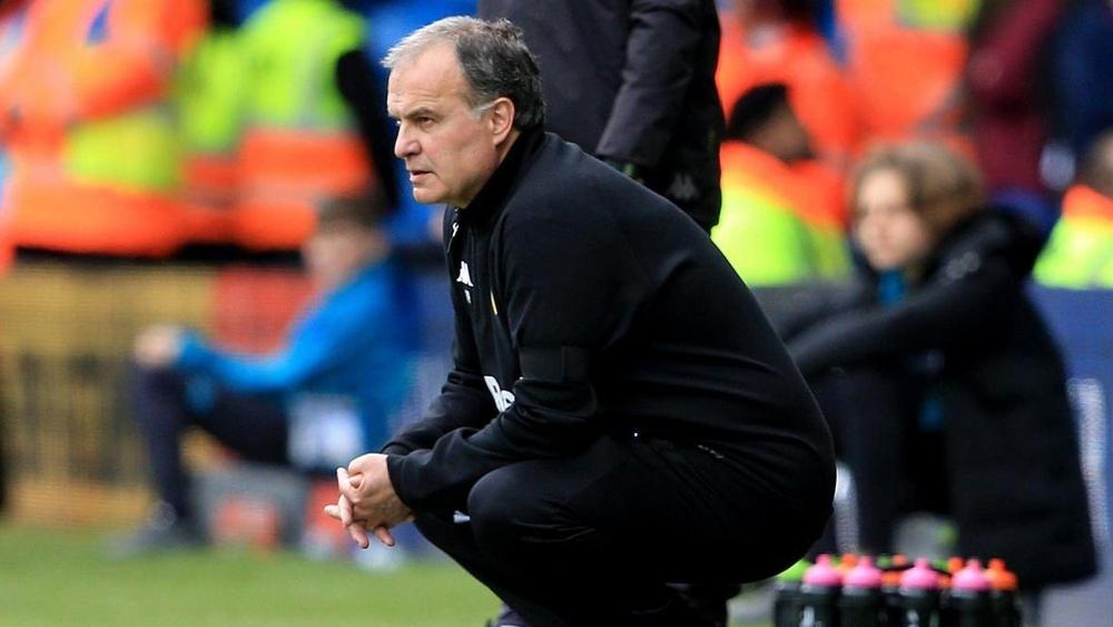 بييلسا يخطف الأنظار من جديد.. الأرجنتيني يدفع من ماله الخاص غرامة فُرضت على ناديه!