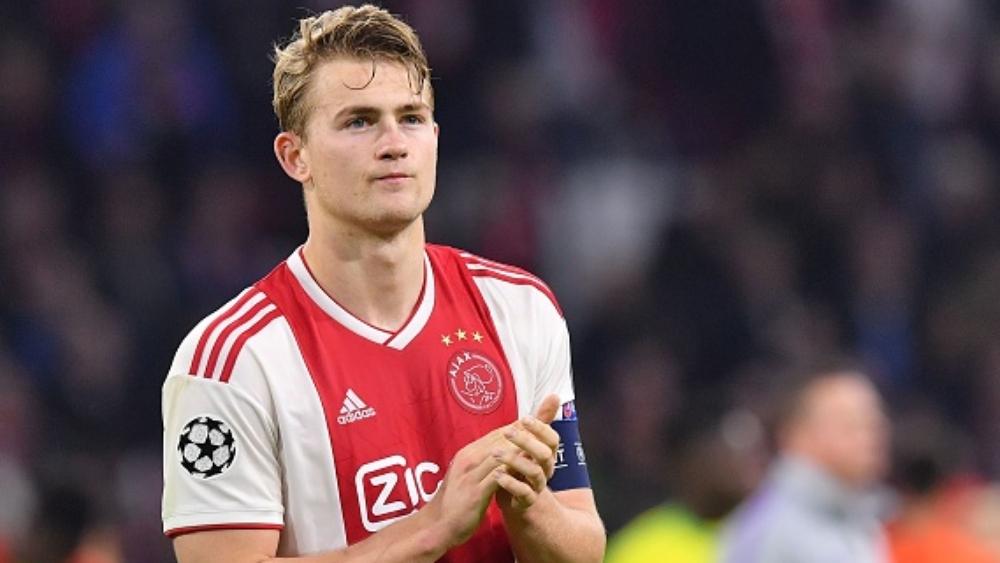 ما هو مصير صفقة دي ليخت مع برشلونة بعد عقوبة رايولا؟