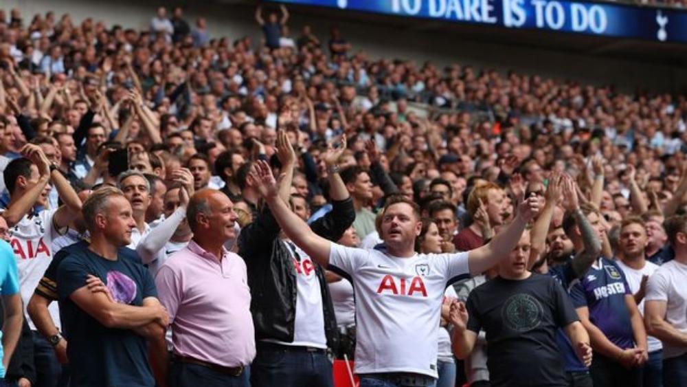 مشجع لتوتنهام لزوجته: "حسابنا البنكي سيتم إفراغه.. سأذهب للنهائي حتى لو اضطررت للسطو على أحد البنوك"