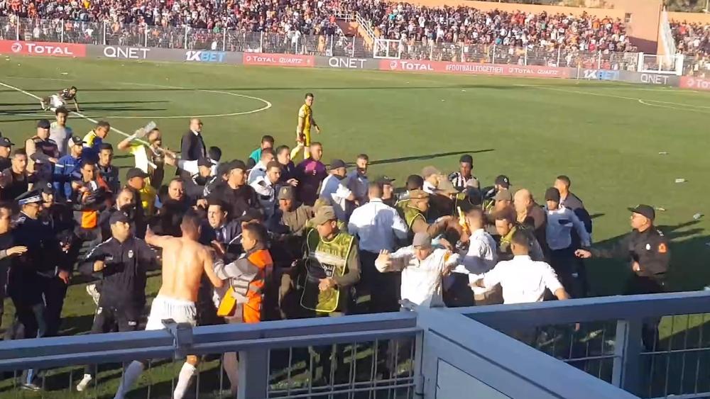 "الكاف" يُصدر عقوبات في حق الصفاقسي الرياضي التونسي بعد أحداث لقاء ن.بركان