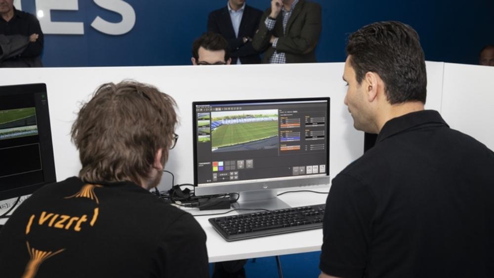 "فيفا" و"لاليجا" يختبران تطوير تقنية إعادة الفيديو "VAR"