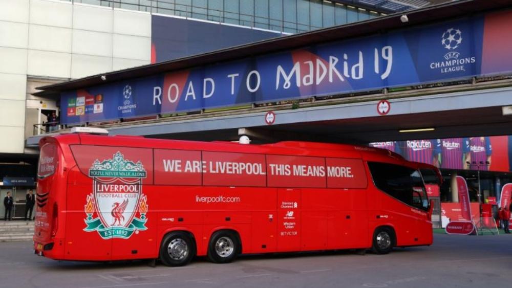 شاهد.. حافلة ليفربول تتعرض لـ"موقف محرج" تحت نفق بملعب نهائي دوري الأبطال!