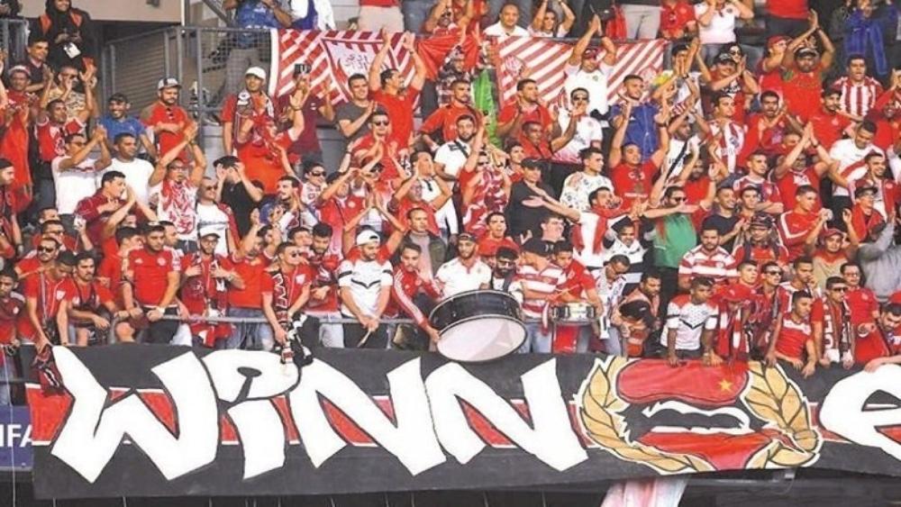 لاعبو الوداد يخرجون تحت تصفيقات أنصار النادي في "رادس" بعد التتويج "المشبوه" للترجي