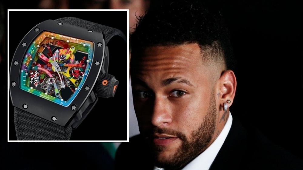 نيمار يخطف الأنظار في مقر الشرطة بساعة يدوية قيمتها تفوق نصف مليون يورو