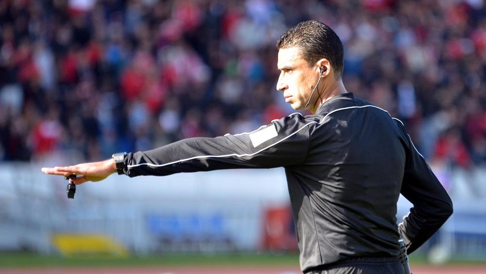 حكم مغربي يقود مباراة الكاميرون أمام غينيا بيساو