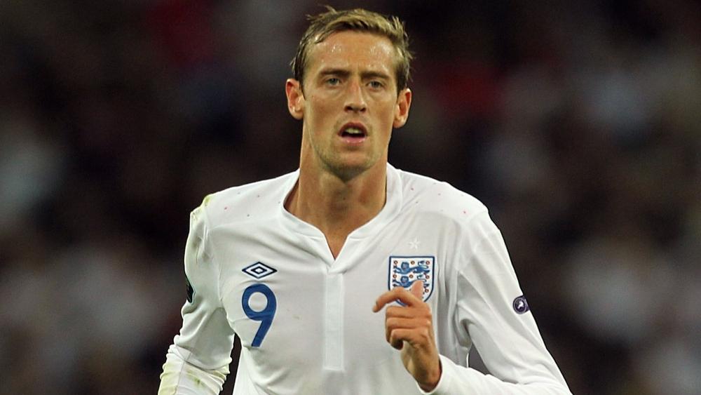 مهاجم انجلترا بيتر كراوتش يضع حدا لمسيرته الكروية بعد عقدين من الاحتراف