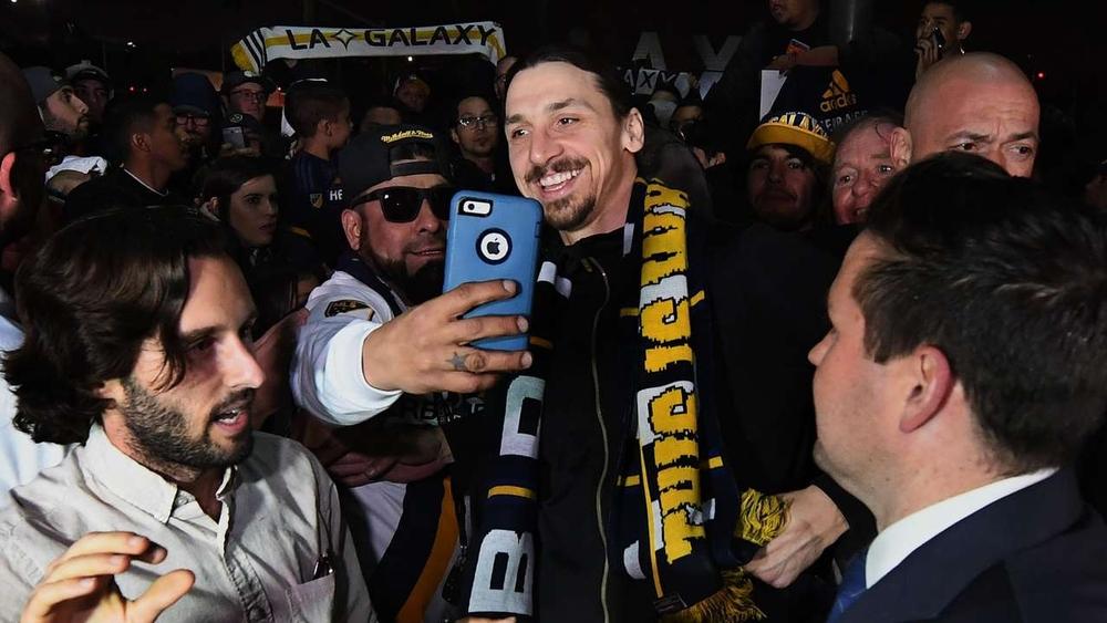 إبراهيموفيتش يهاجم مسؤولي أياكس: "إنهم يهتمون بالتقاط 'السيلفي' فقط.. لا تقوموا بتأويل كلامي"