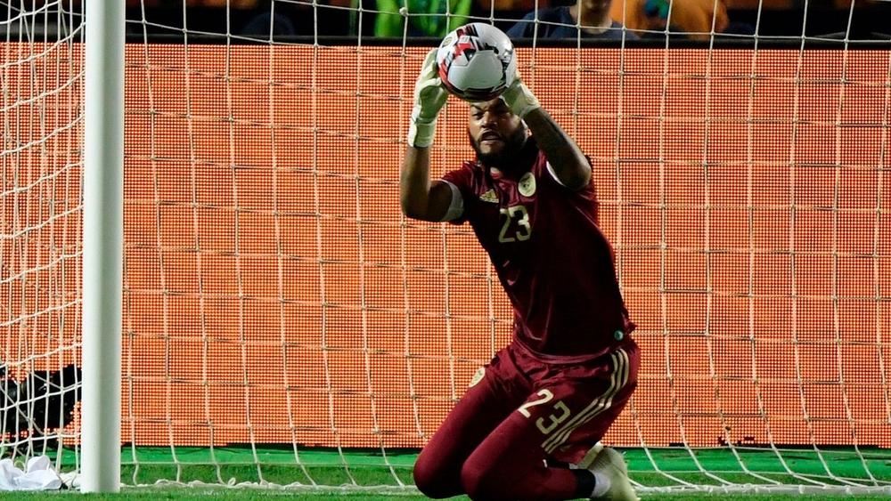 "الكاف" تُنصّب مبولحي بطلاً لنهائي "كأس أمم أفريقيا"