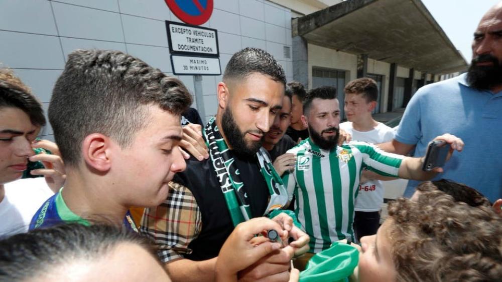 فقير يصل إلى إشبيلية قبل التوقيع مع ريال بيتيس