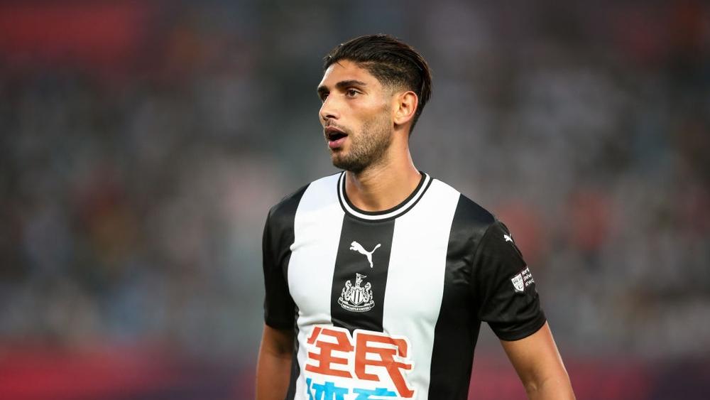 أشرف لزعر يطير إلى إيطاليا بحثاً عن فرصة جديدة