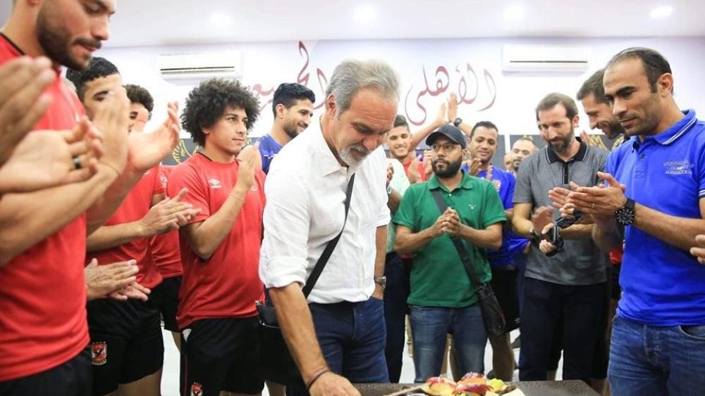 بالصورة | على طريقة كارتيرون .. الأهلي المصري يُكرّم لاسارتي بعد إقالته