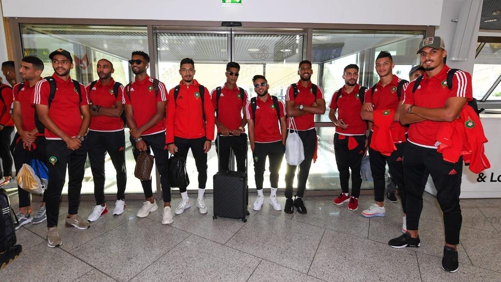 بعثة المحليين تحل بمطار الهواري بومديان الدولي استعدادا لمواجهة بالجزائر