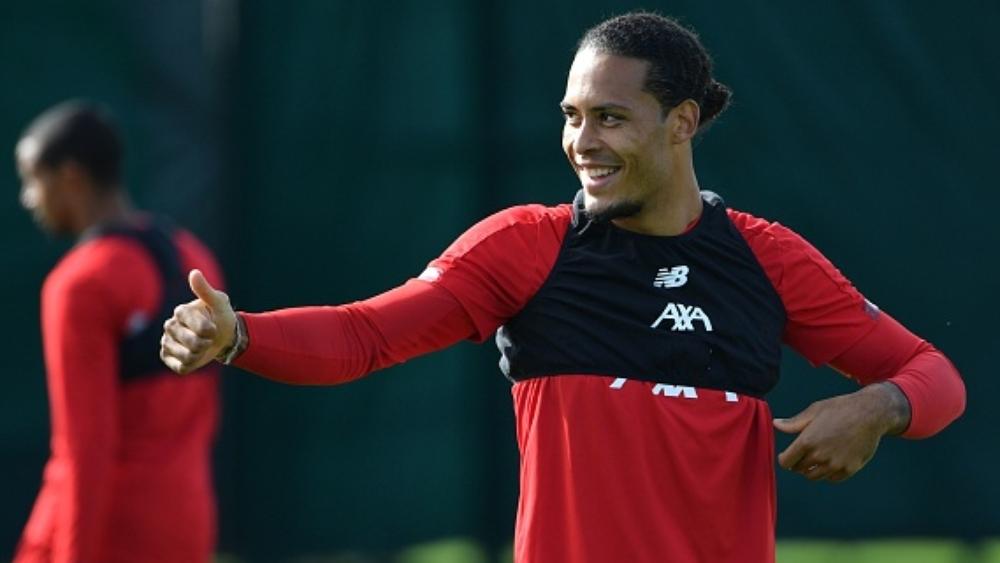 "آس" | فان دايك الأقرب لحمل جائزة "The Best" على حساب رونالدو وميسي