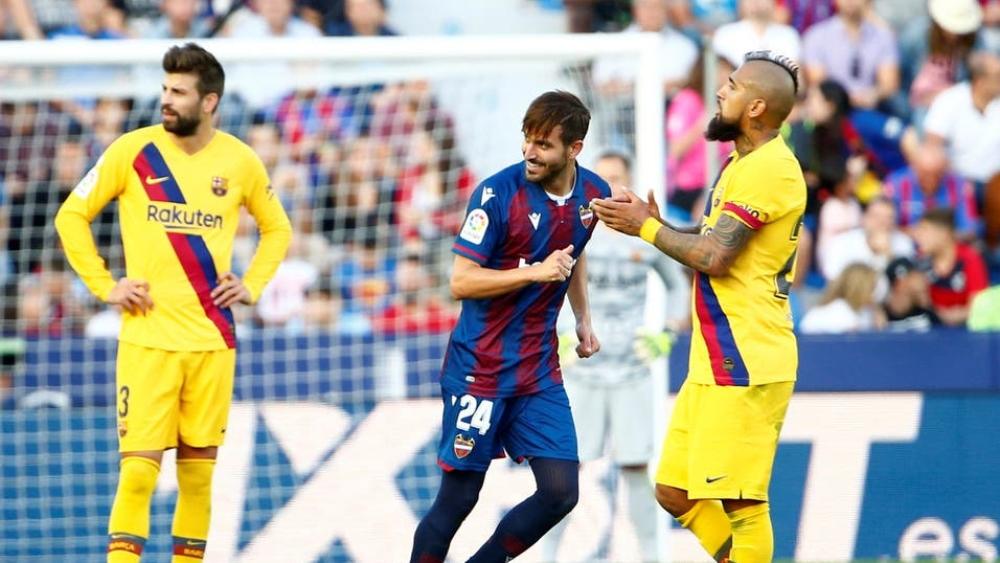 برشلونة بـ"وجهين".. مخيف في "كامب نو" ومرتبك خارجه