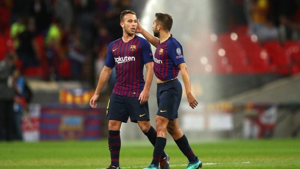 إذاعة كتالونية: نجم برشلونة أرتور مصاب بـ"مرض جنسي".. والنادي يتكتم