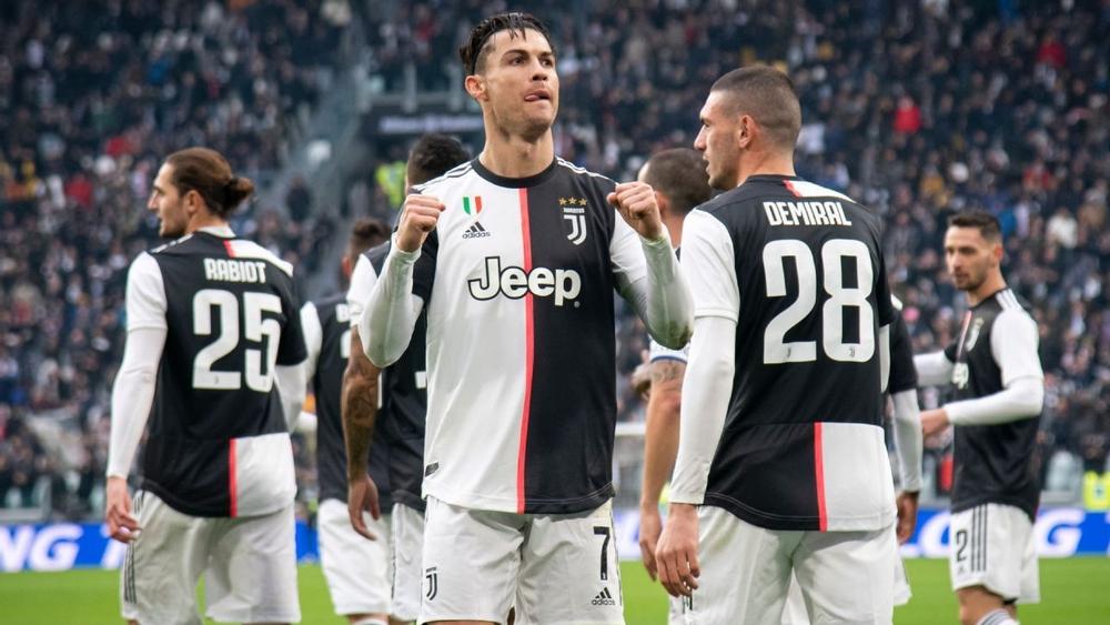 "الصراع" بين كريستيانو وميسي يتواصل.. البرتغالي يتفوق على نجم برشلونة برقم قياسي جديد