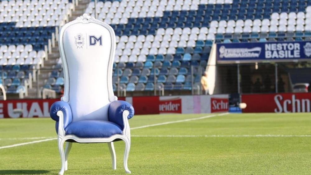 نادي خيمناسيا يصنع عرشاً لمدربه مارادونا