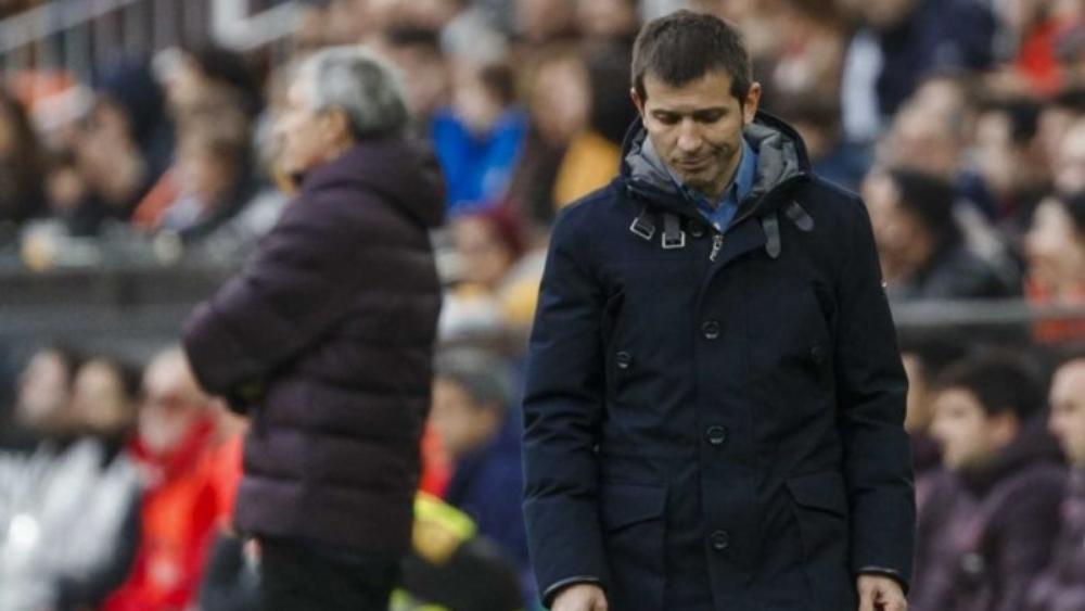 سيلاديس غير راضٍ على التحكيم رغم فوزه على برشلونة