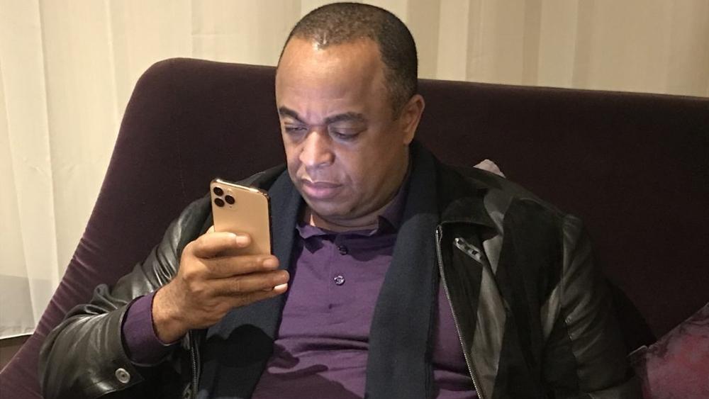 حوار "من نار" بين سعيد النّاصيري وصحفي نيجيري.. هذا الأخير يُدافع عن الترجي ورئيس الوداد يرد: "يجب عليك أن تتألّم..!"