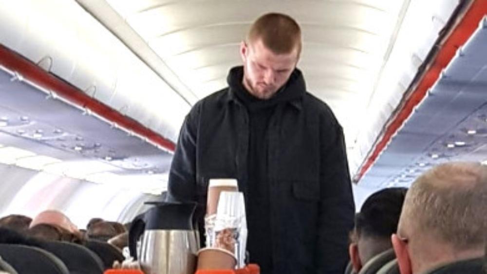 إيريك داير يُخالف عَادَة النجوم ويُسافر إلى مراكش على متن "طائرة عامة"