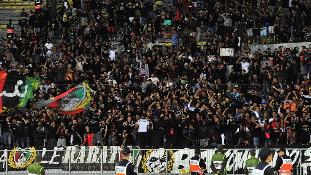 جماهير الجيش الملكي تُعلن "التَّصعيد" وتُقرر تنظيم مسيرة احتجاجية صوب مقر جامعة الكرة