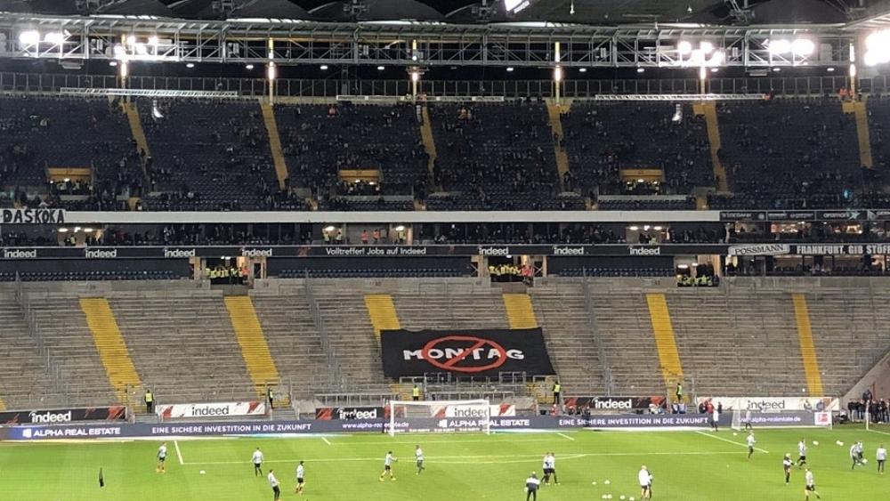 "أولترا" أينتراخت فرانكفورت "تُقاطع" مباراة فريقها احتجاجا على إجراء اللقاء يوم "الإثنين"