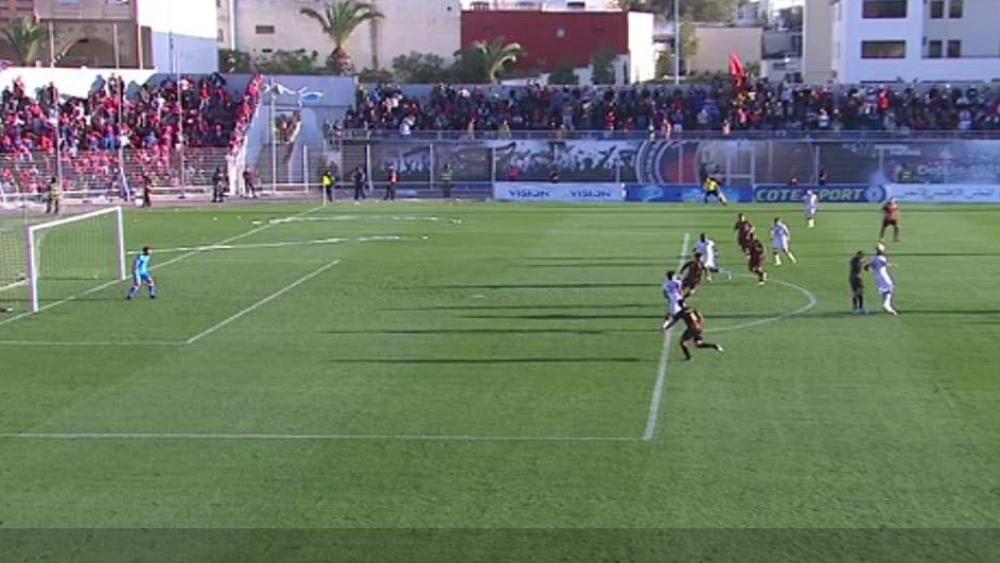 حالة تحكيمية تُخلِّف الجدل في مباراة أولمبيك آسفي والجيش الملكي .. و"الفار" محط تساؤلات!