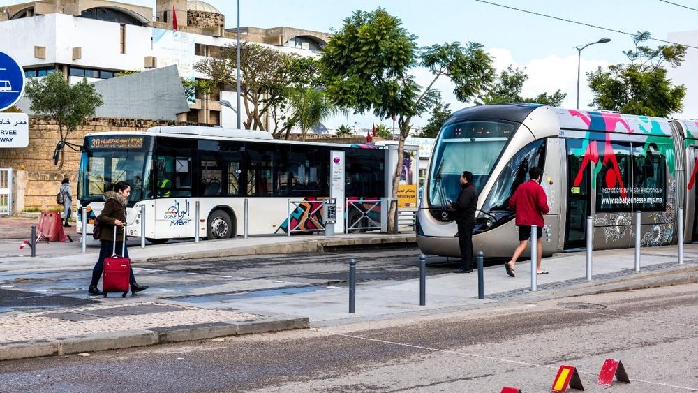 وزارة الداخلية تُقر إجراءات تنظيمية لوسائل النقل: "حَصْر عدد ركاب سيارات الأجرة الكبيرة في ثلاثة .. وعدم تجاوز الحافلات ومركبات التراموي للطاقة الاستيعابية"