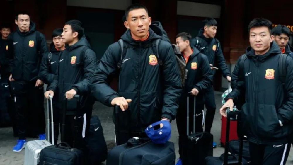 بعد إجراء معسكر بإسبانيا وحضور الكلاسيكو.. مدرب ووهان الصيني يصرح: "عاملونا كأننا فيروسات تمشي على قدمين!"