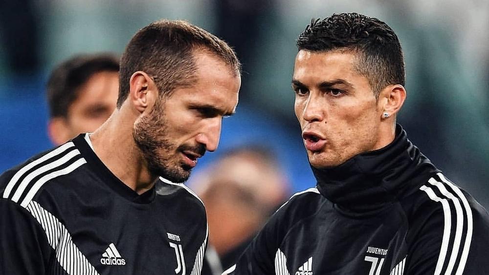 صحيفة 'توتو سبورت': "كيليني يقنع نجوم يوفنتوس.. وكريستيانو يوافق على تخفيض راتبه"