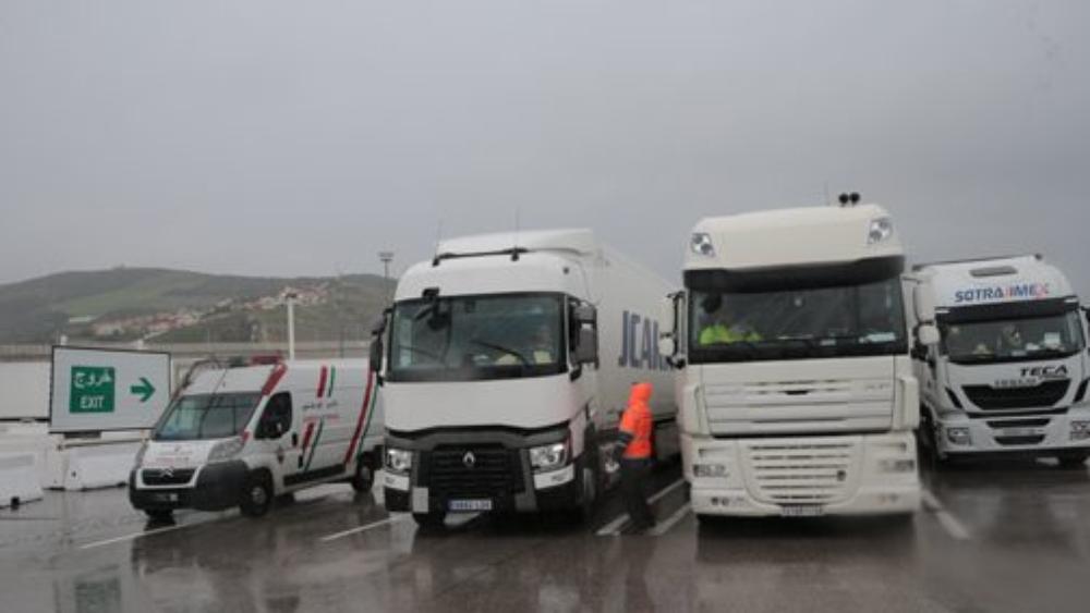 وزارة التجهيز والنقل تحدد عدد ركاب شاحنات نقل البضائع في شخصين فقط