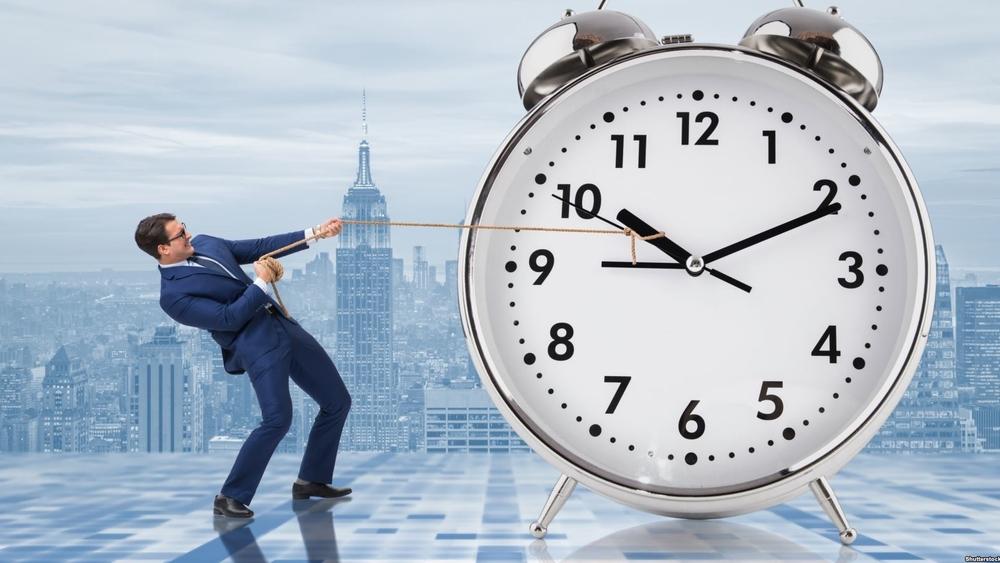 المغرب يُعطِّل "الساعة الإضافية" ويعود إلى "غرينيتش" يوم الأحد القادم