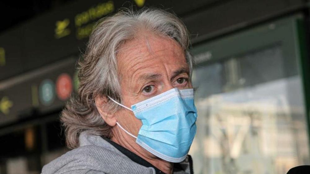 جيسوس يعود إلى البرازيل.. ويصرح: "علينا التعايش مع الفيروس حتى يتم اكتشاف لقاح أو علاج"