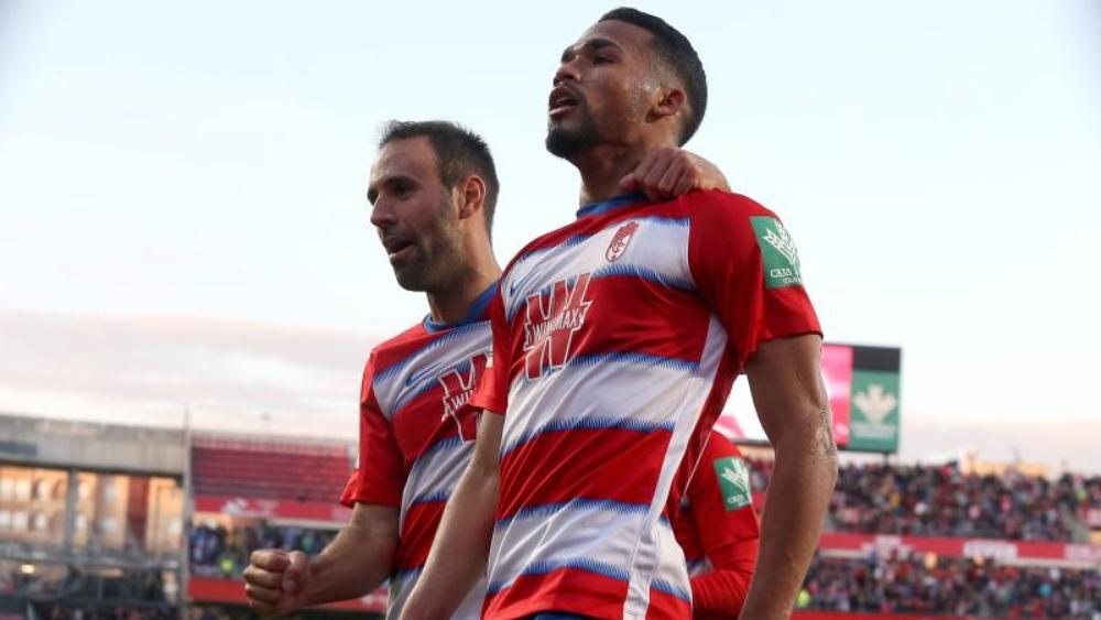 تقارير | تأكد إصابة يانخيل هيريرا لاعب غرناطة وأليكس روميرو حارس مرمى ريال سوسيداد بفيروس "كورونا"