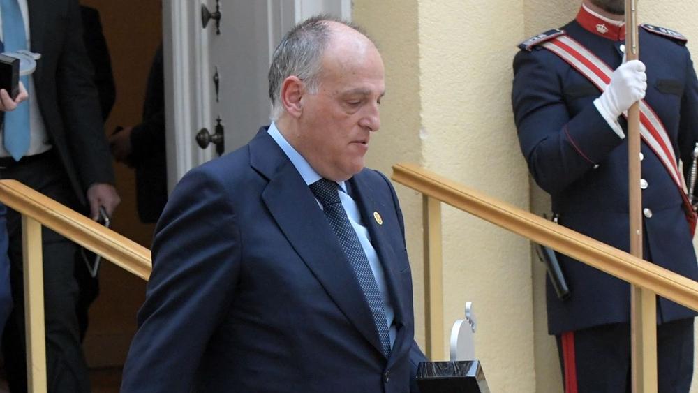 رئيس رابطة "الليغا" ينتقد خرق رباعي إشبيلية لوائح الحكومة الإسبانية بشأن التجمعات