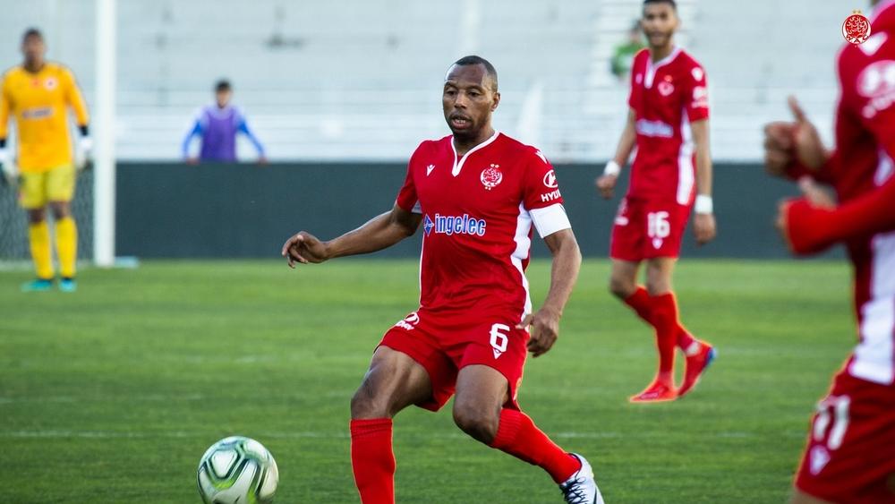 النقاش لـ"البطولة": "غاريدو متشبث بخدماتي و الأولوية دائما للوداد"