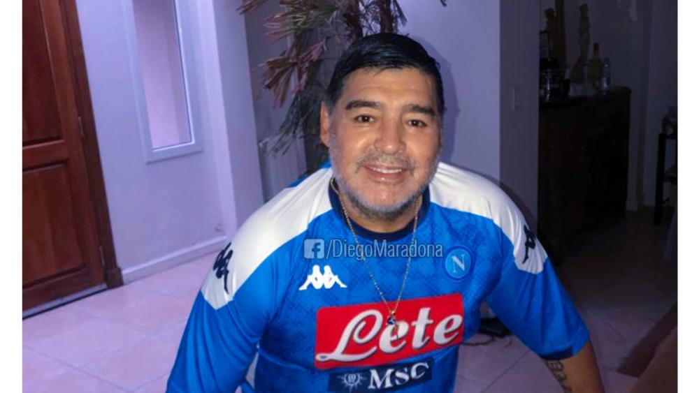 دييغو مارادونا يهنئ نابولي بعد الفوز بكأس إيطاليا