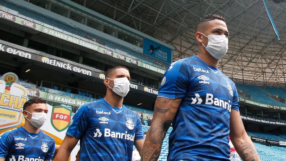 كرة القدم تعود في البرازيل.. ولاعبون: "حياتنا في خطر"