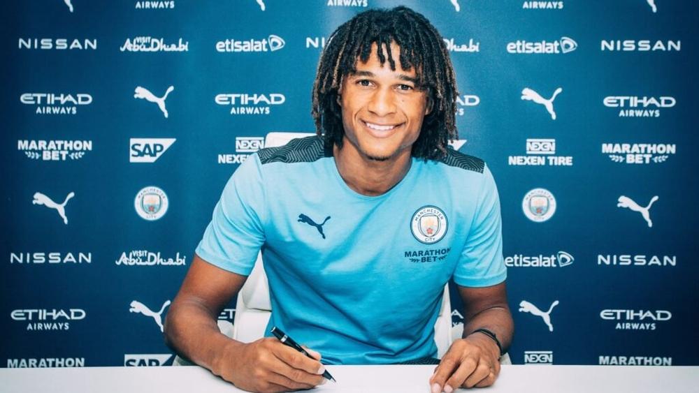 رسميا | مانشستر سيتي يحسم ثاني صفقة صيفية و"يخطف" أكي من تشيلسي