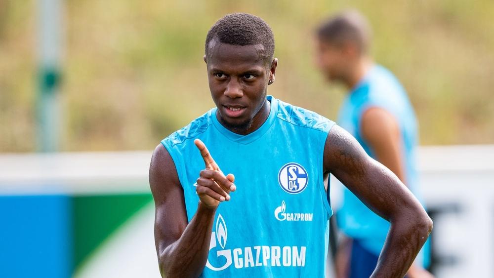 ريال بيتيس يحدّد هدفه التالي.. التعاقد مع منديل لشغل مركز الظهير الأيسر للفريق