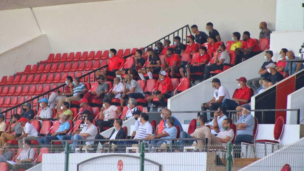 إداريو أندية يملؤون المدرجات بكثافة أثناء المباريات ويضعون احترام "البروتوكول الصحي" محط تساؤل!