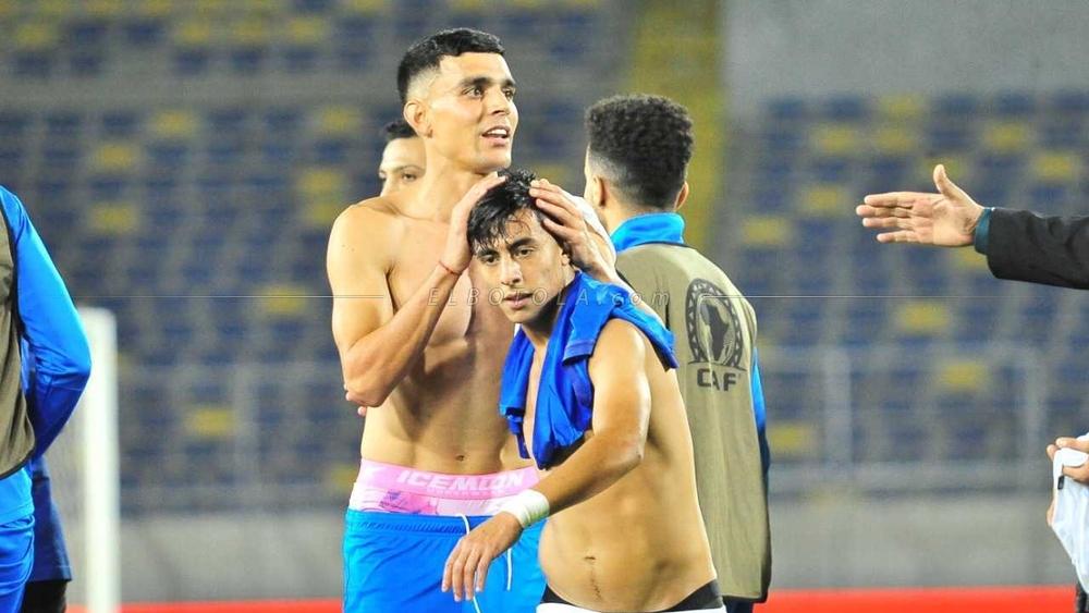 تبادَل لاعبو الفريقين منهم المصابين بالفيروس أقمصتهم بعد المباراة.. استغراب رجاوي من "سلبية" نتائج لاعبي الزمالك رغم "المُخالطة"!