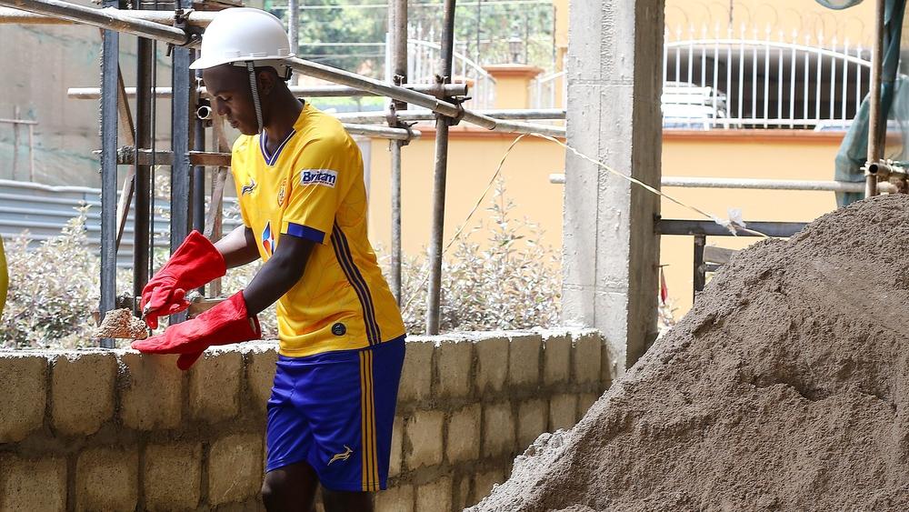 نجوم كامبالا سيتي يرتدون زي عمال بناء لتقديم قميص النادي الجديد