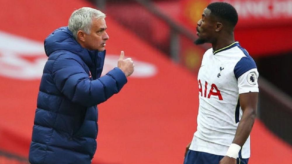 بعد استبداله بين الشوطين.. أورييه يدخل في "نقاش حاد" مع مورينيو ويعود إلى منزله دون إكمال المباراة!